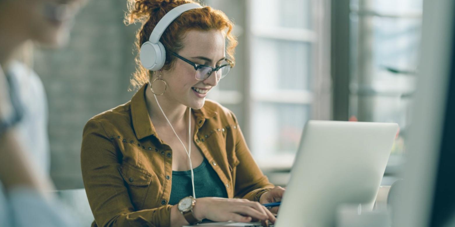 Spazio di lavoro moderno con documenti finanziari e analisi degli investimenti